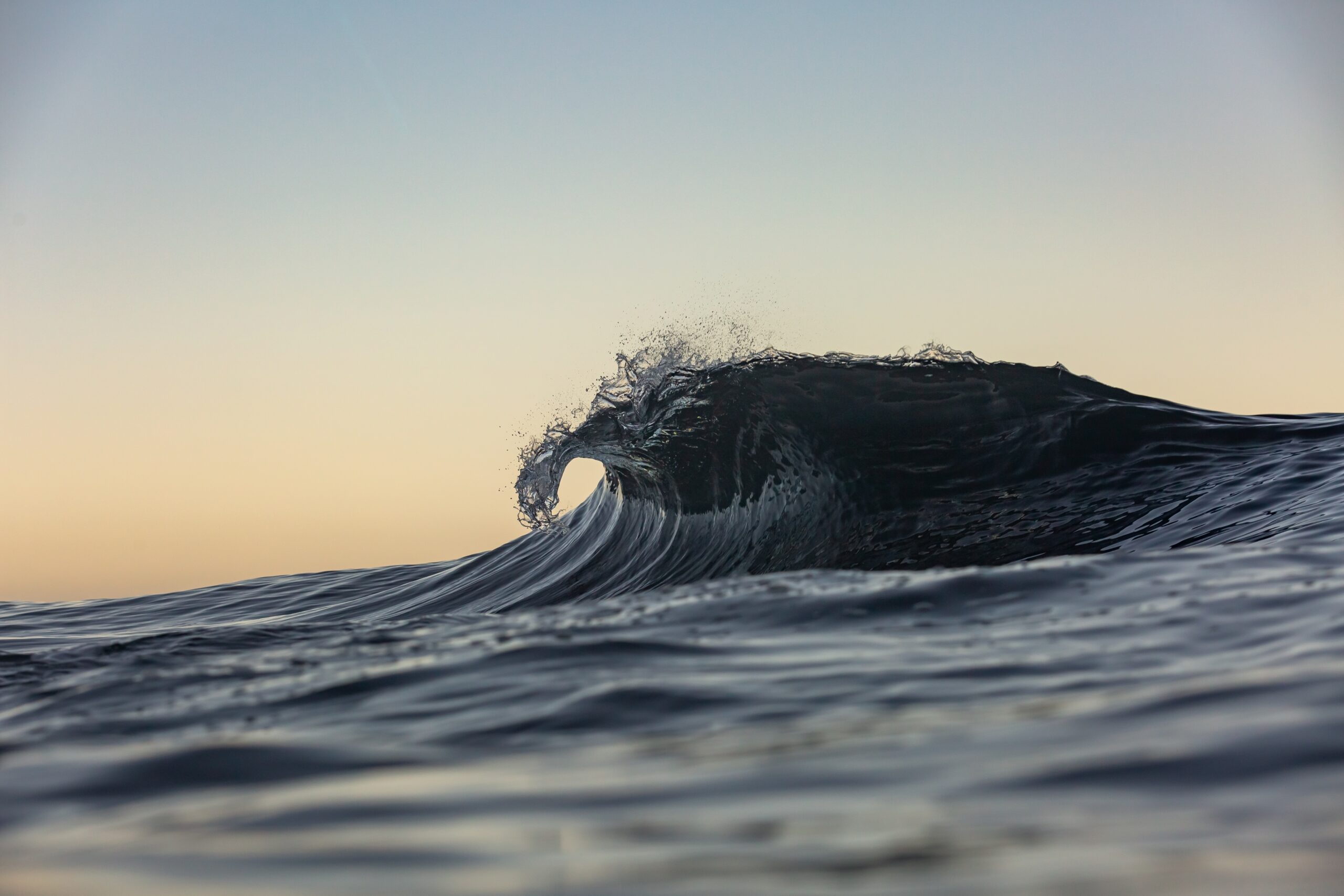 Curling,Wave,Breaking,In,Golden,Morning,Light Symbolbild Veränderung – Eine Welle überschlägt sich