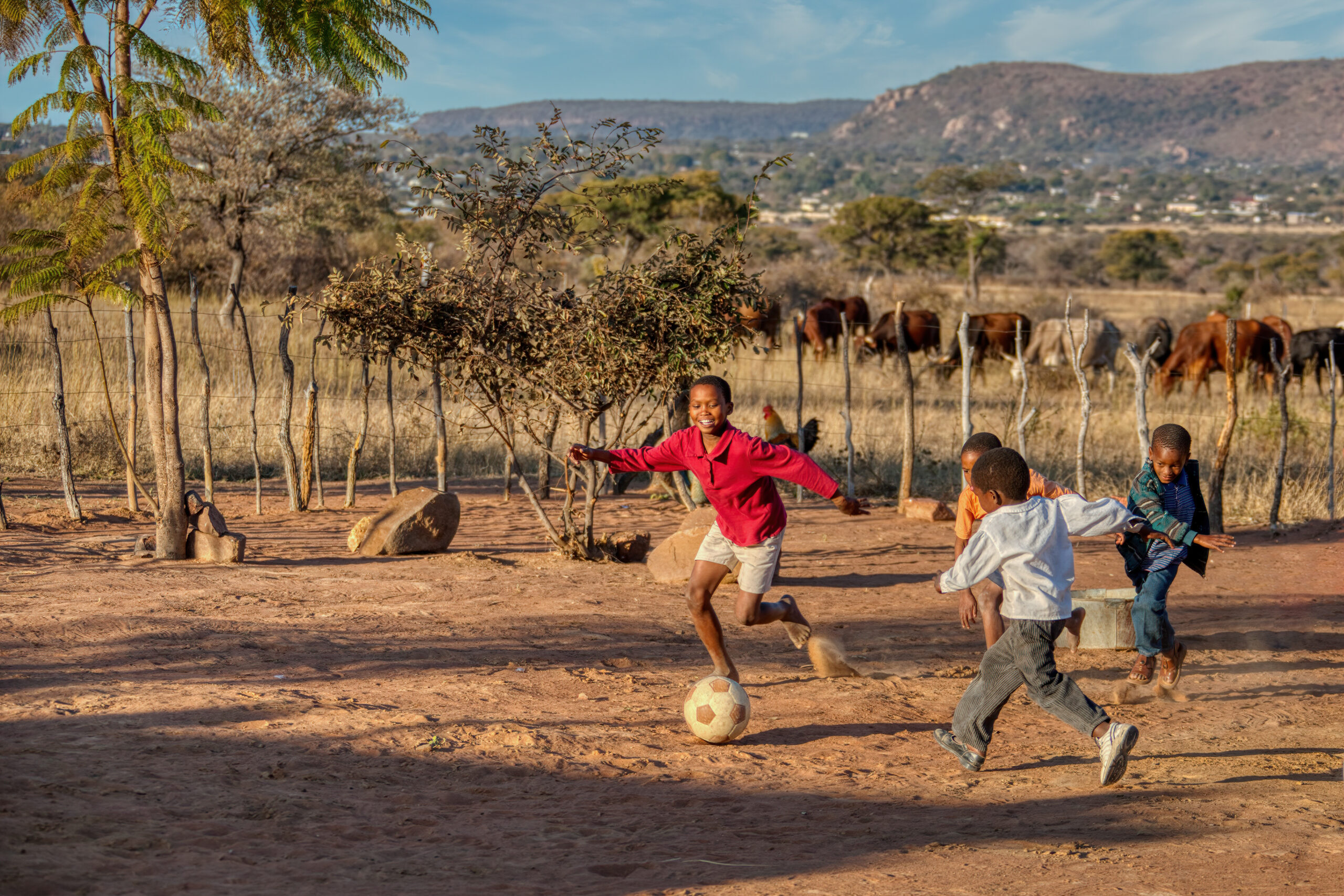 Kinder spielen Fußball in Tansania